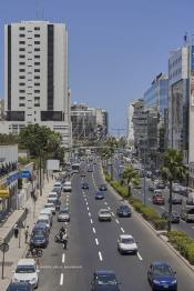 Image du Maroc Professionnelle de  Le prolongement de l'avenue Hassan II vers le sud rejoint le Boulevard Abdelmoumen qui presque comme tous les quartiers de Casablanca subit une transformation radicale. De part et d’autre du Boulevard Zerktouni, le nouveau quartier d’affaires de Casablanca, où les sièges d'une grande partie des plus importants groupes financiers du pays, banques, assurances, groupes de crédit ont élus domicile loin des encombrements quotidiens du centre-ville, Lundi 6 Juillet 2009. (Photo / Abdeljalil Bounhar)